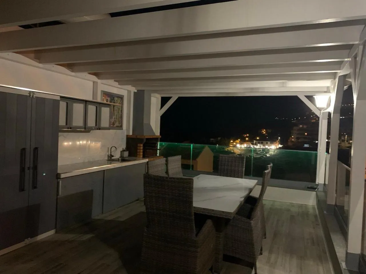 Villa Helena Amber Apartment 카니코